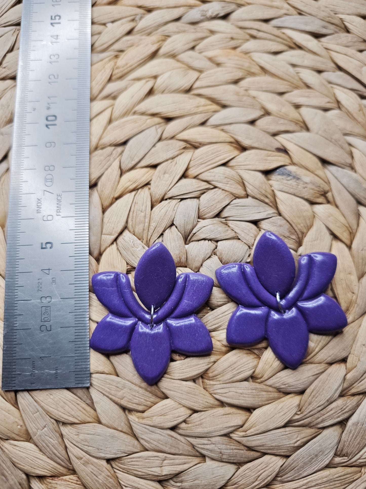 Paarse bloemvormige oorbellen – creatieve look