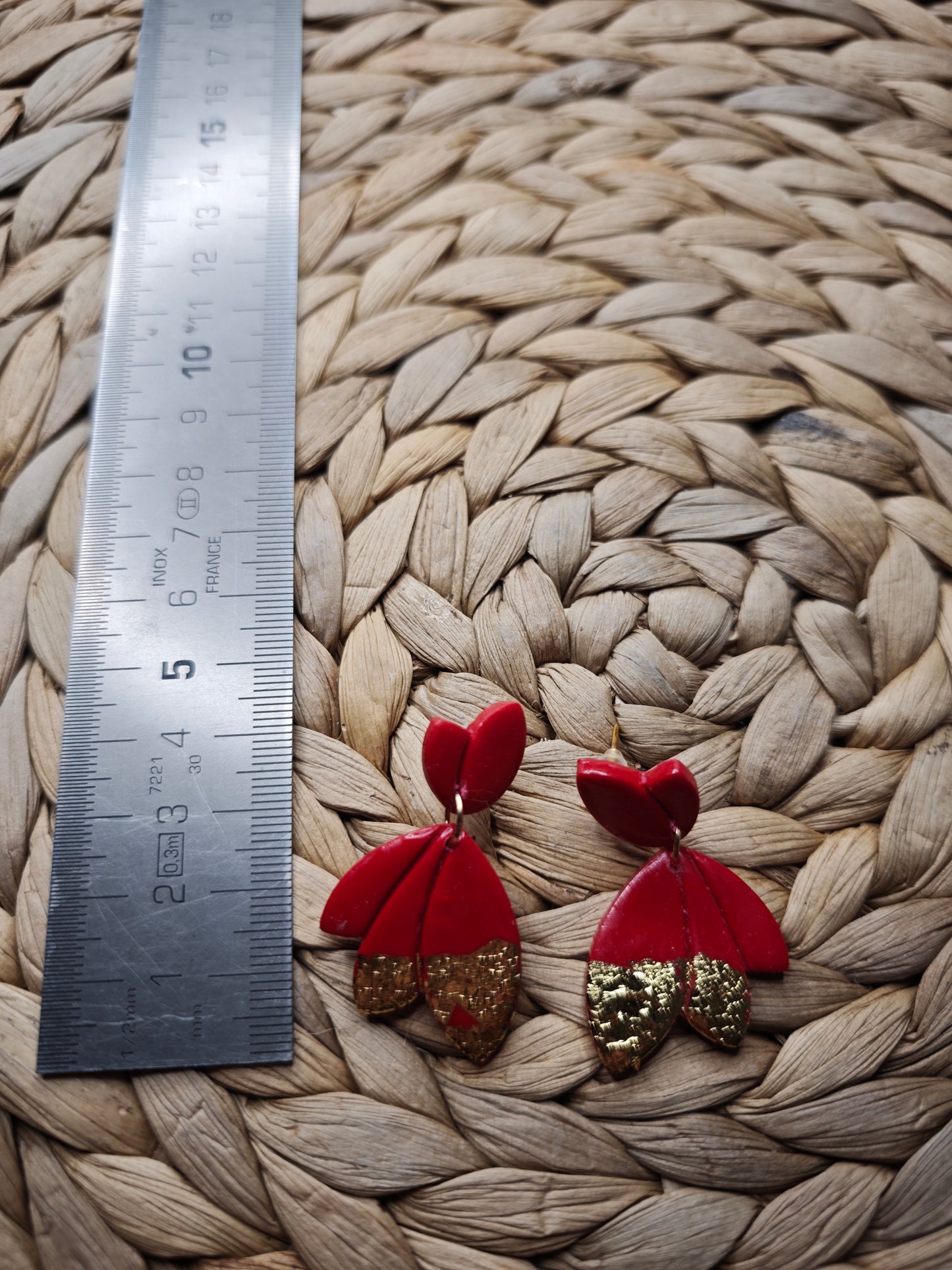 Rode oorbellen met bladgoud – luxe uitstraling