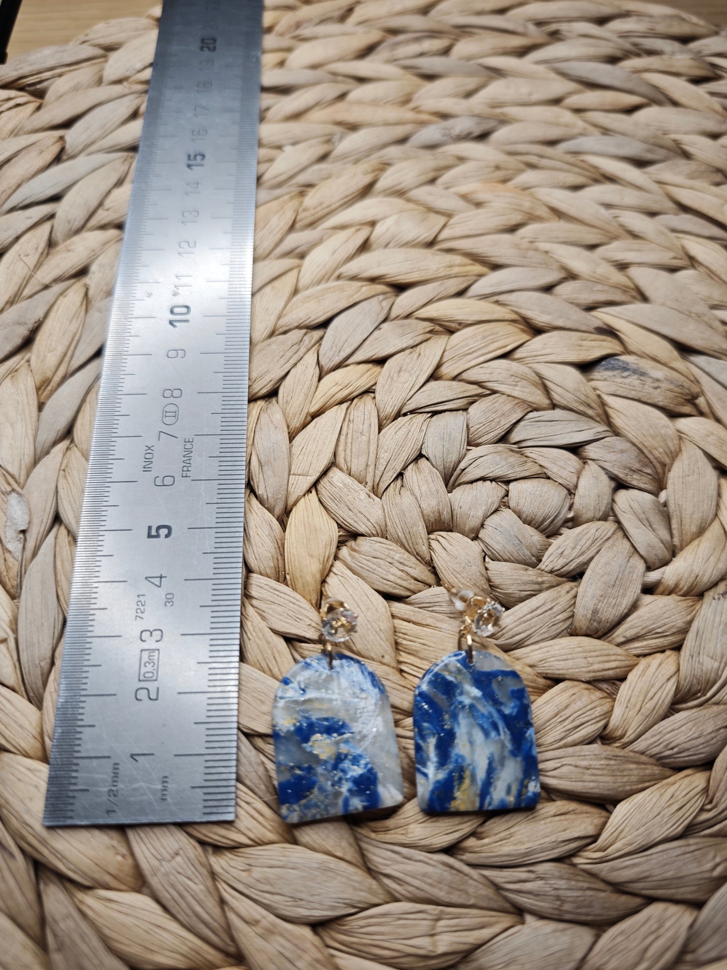 Blauw-witte marmer oorbellen met gouden accenten