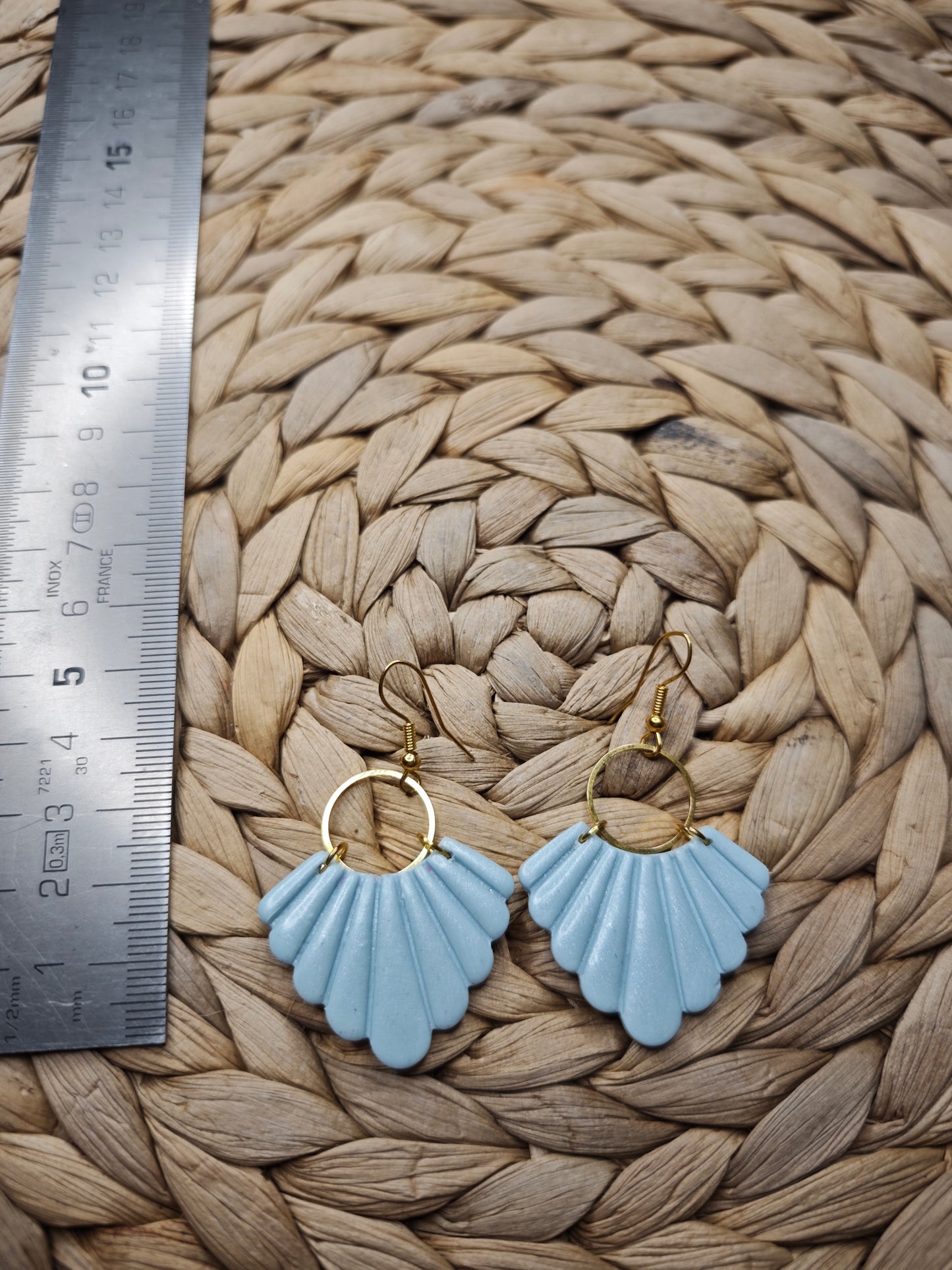 Lichtblauwe waaieroorbellen met gouden ring