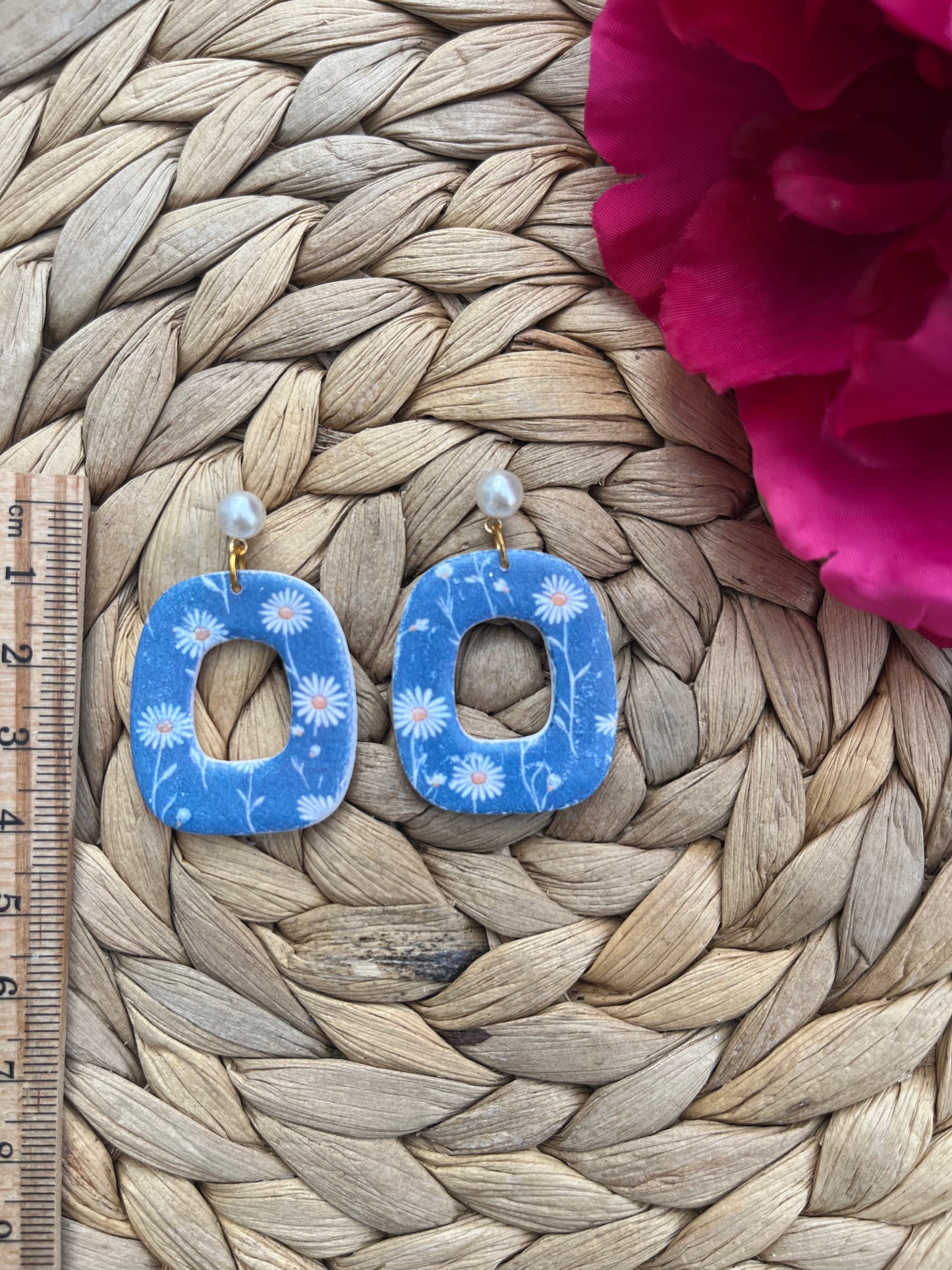 Blauwe Oorbellen met Bloemenprint en Parelstud – Handgemaakt