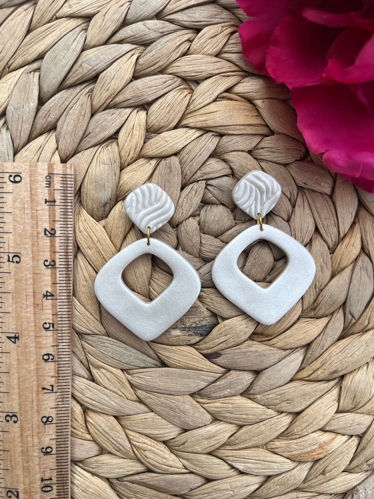 Witte Oorbellen met Reliëf en Open Diamantvorm – Handgemaakt