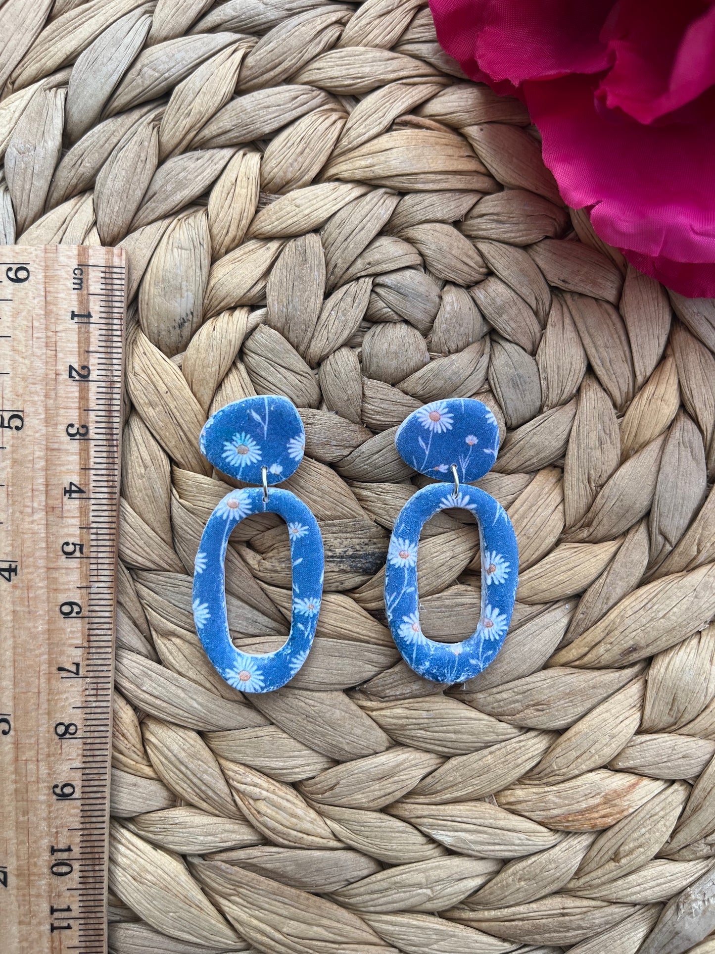 Blauwe Oorbellen met Bloemenprint – Handgemaakt