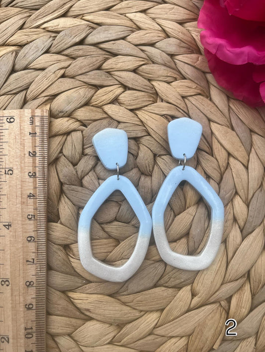 Lichtblauwe Ombre Oorbellen met Open Druppelvorm – Handgemaakt