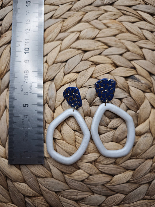 Zilverwitte oorbellen met donkerblauw bovenstuk – geometrisch