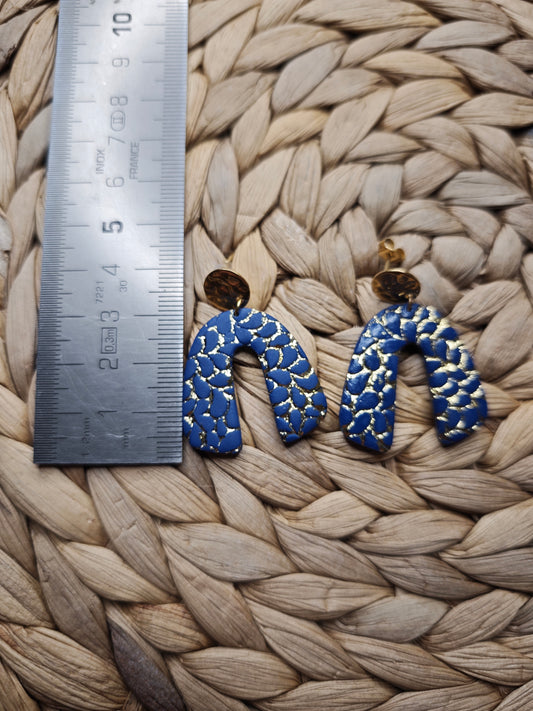 Donkerblauwe boogvormige oorbellen met gouden details