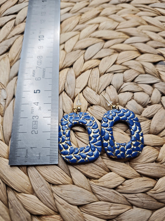 Donkerblauwe rechthoekige oorbellen met goudaccenten