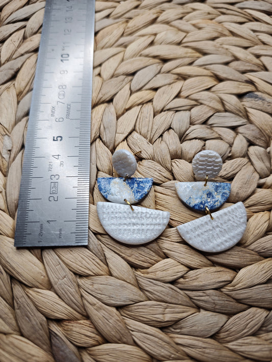 Blauw-witte statement oorbellen – halve maan design