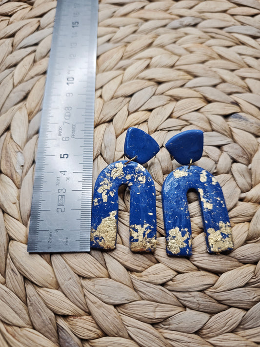 Donkerblauwe U-vormige oorbellen met bladgoud