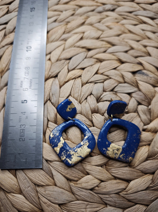 Donkerblauwe geometrische oorbellen met bladgoud