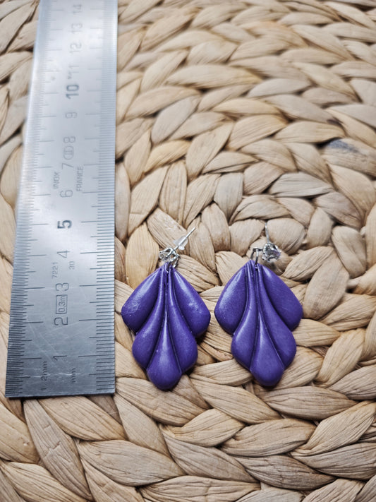 Paarse bladvormige oorbellen – handgemaakt van polymeerklei
