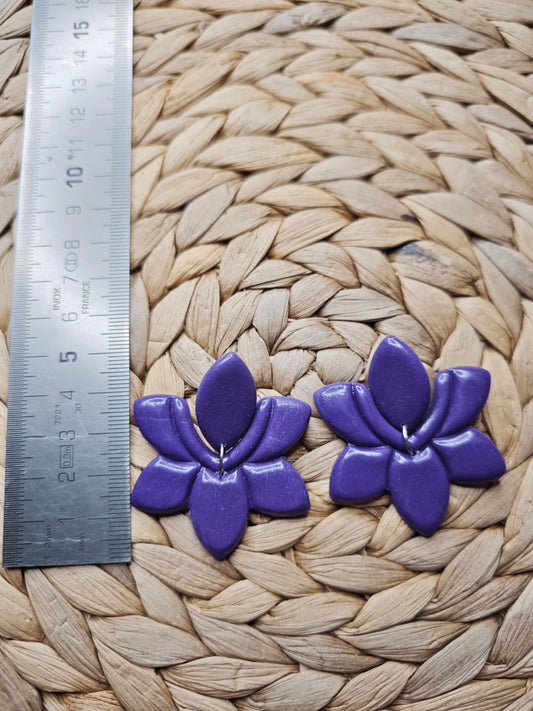 Paarse bloemvormige oorbellen – creatieve look