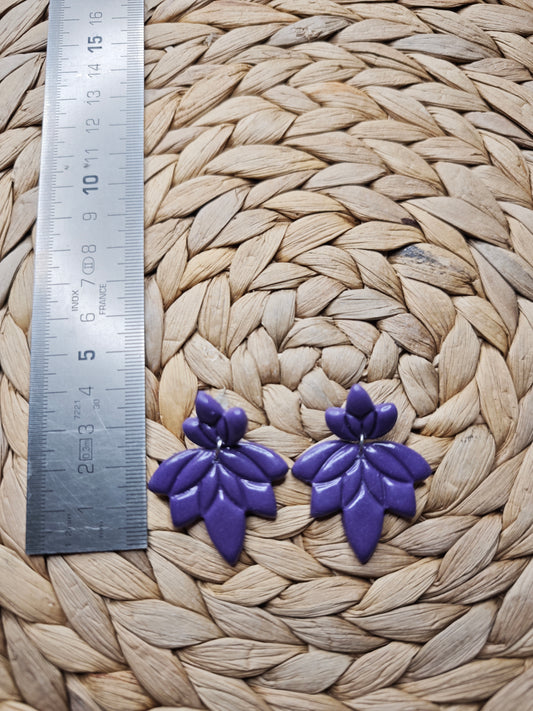 Paarse statement oorbellen – bloem en blad design