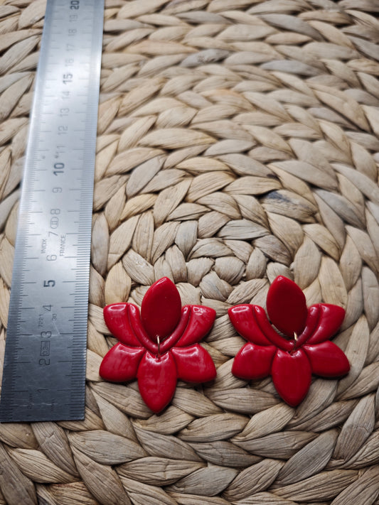 Rode bloemvormige oorbellen – handgemaakt van polymeerklei