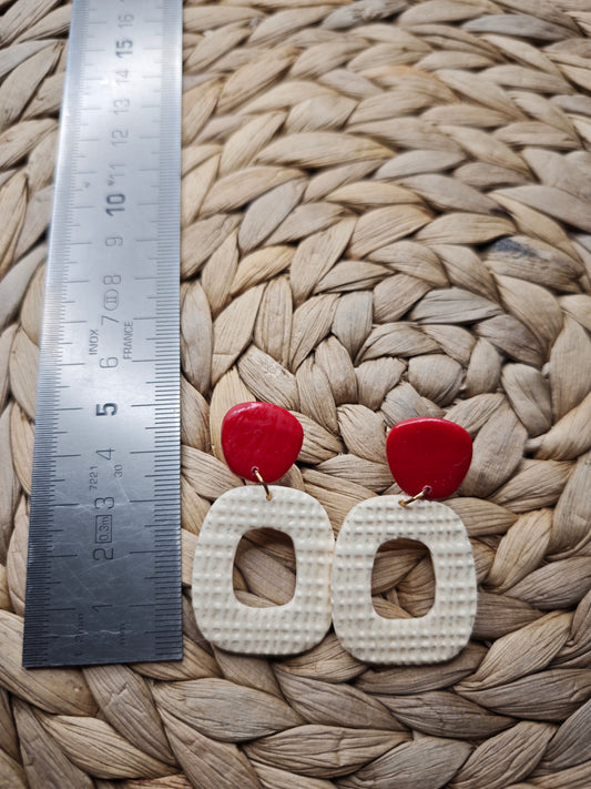 Rode en crème oorbellen – modern contrast design