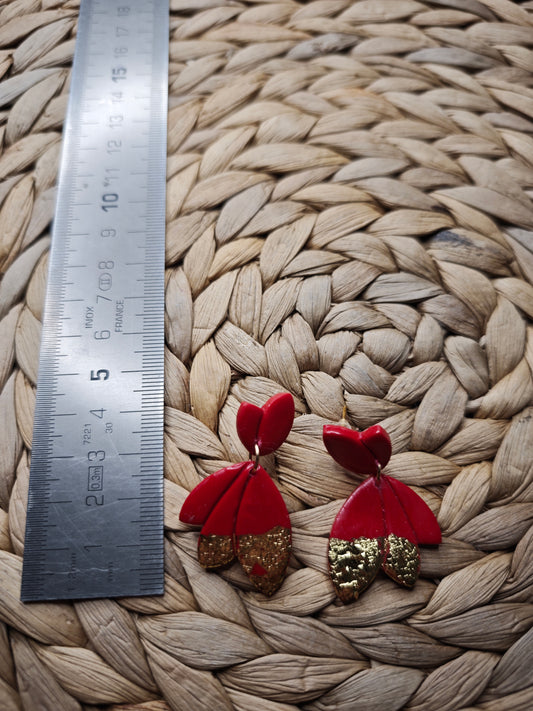 Rode oorbellen met bladgoud – luxe uitstraling