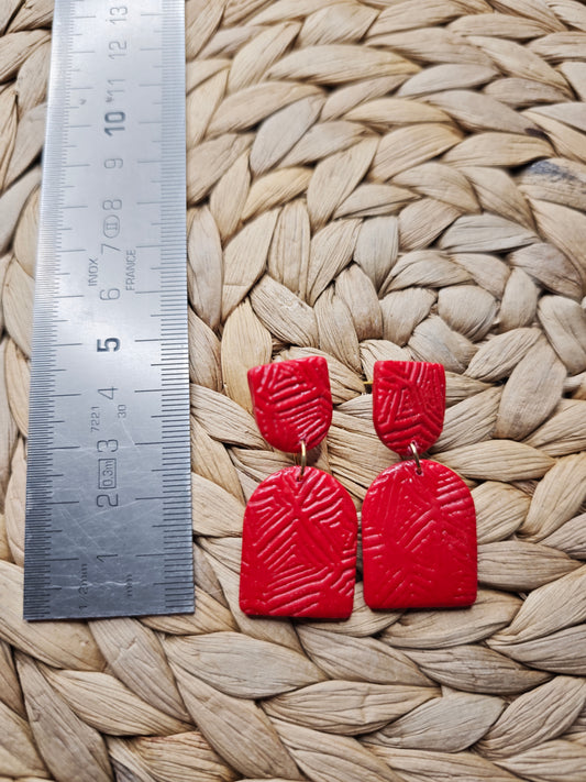 Rode rechthoekige oorbellen met reliëf