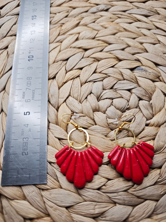 Rode waaieroorbellen met gouden ring