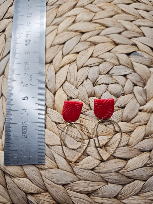 Rode oorbellen met gouden druppelvorm