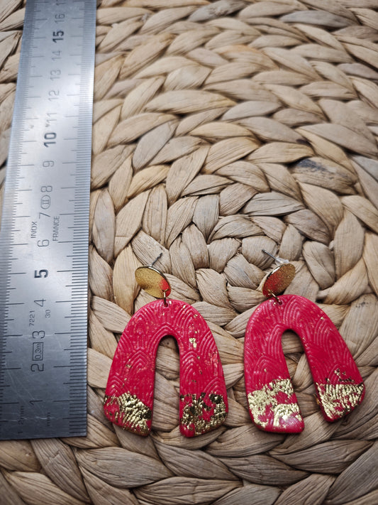 Rode U-vormige oorbellen met bladgoud