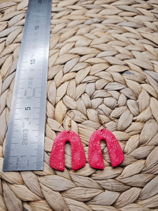 Rode U-vormige oorbellen met reliëf