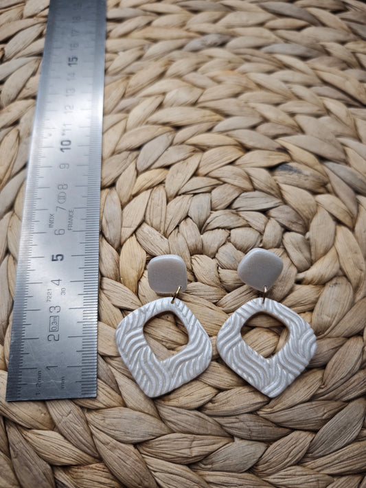 Parelmoer geometrische oorbellen – golvend patroon