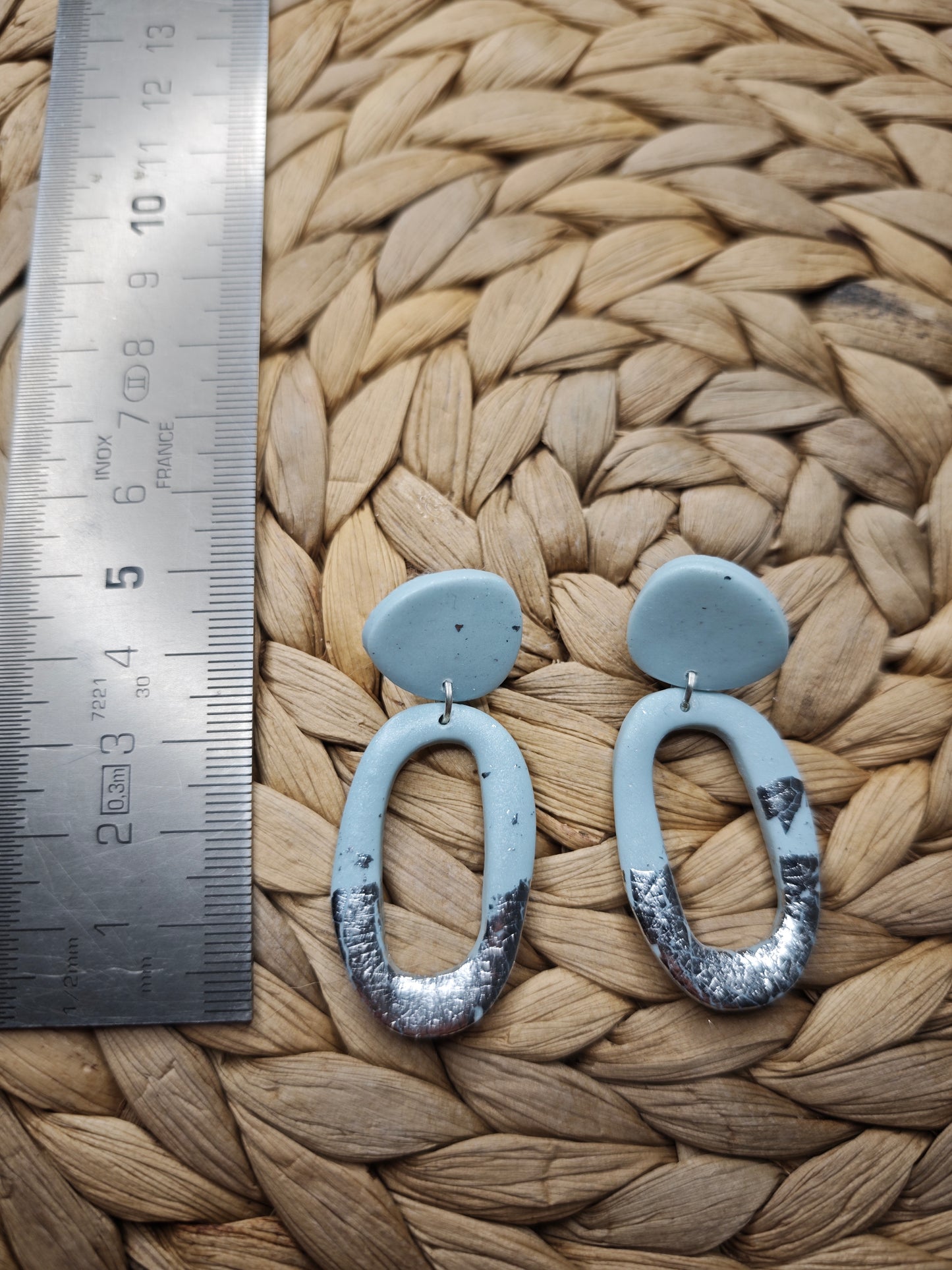 Lichtblauwe oorbellen met zilverfolie – ovale vorm