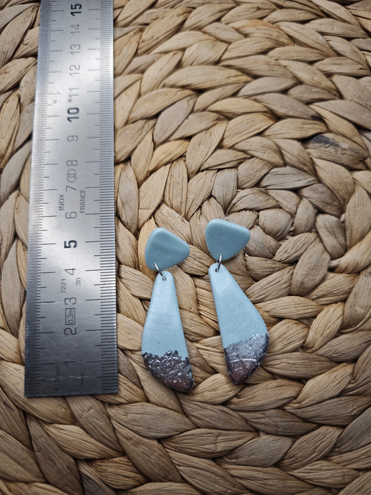 Lichtblauwe oorbellen met zilveraccent – druppelvorm