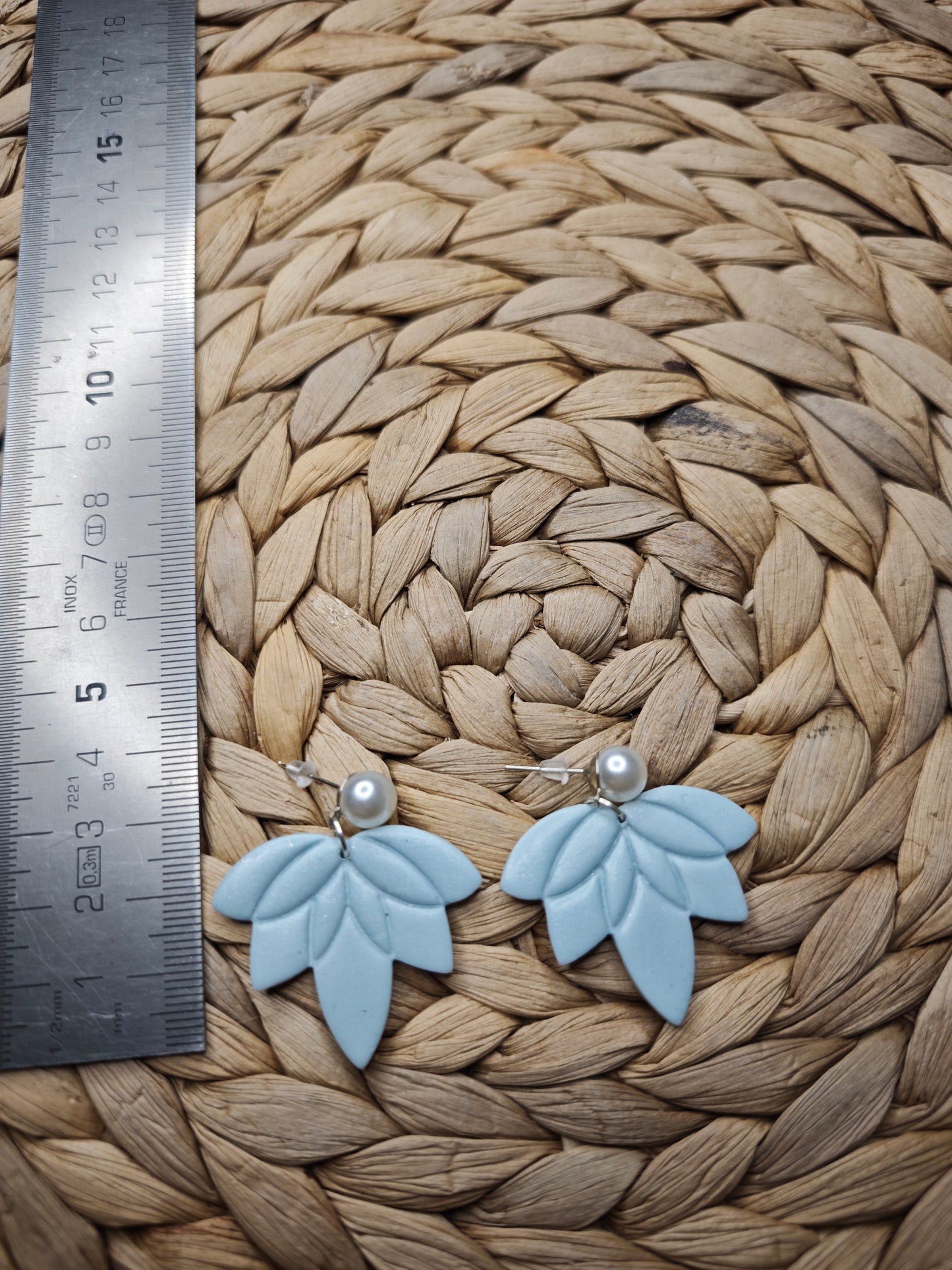 Lichtblauwe oorbellen met parel – bladvorm