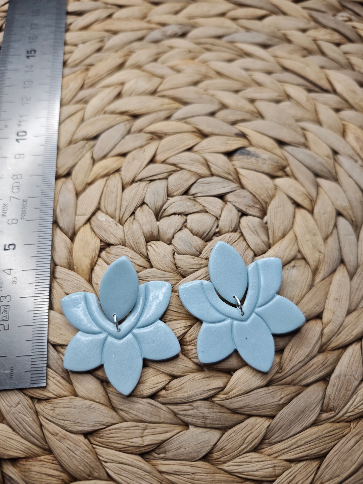 pg Lichtblauwe bloemvormige oorbellen – handgemaakt van polymeerklei