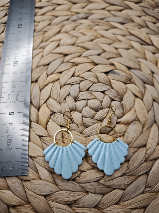 Lichtblauwe waaieroorbellen met gouden ring