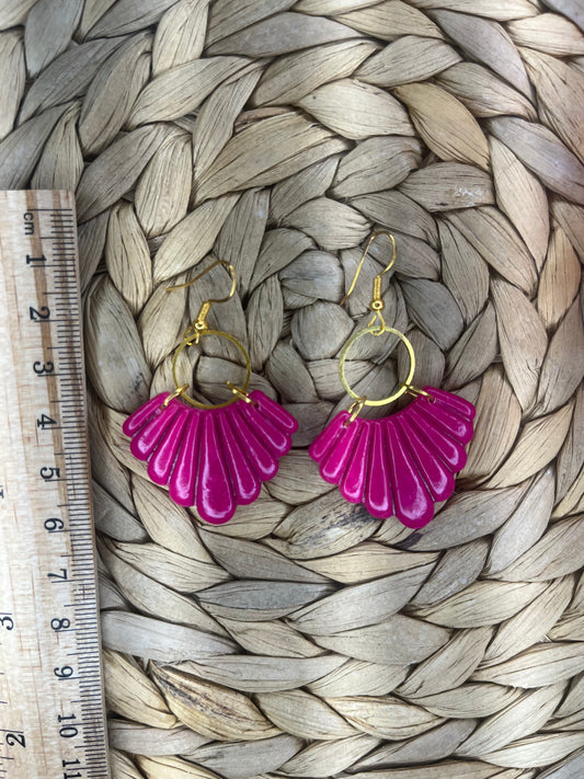 Fuchsia Waaier Oorbellen met Gouden Ring – Handgemaakt