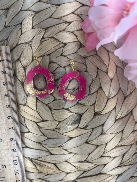Fuchsia Kleine Zeshoek Oorbellen met Bladgoud – Handgemaakt