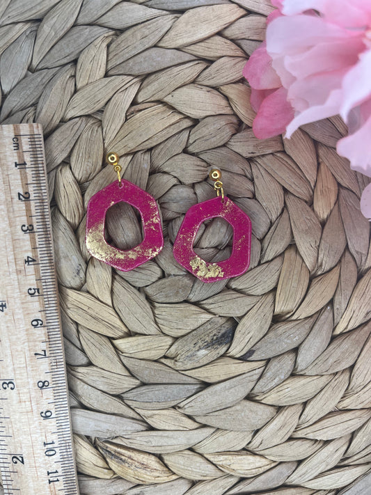 Fuchsia Zeshoek Oorbellen met Bladgoud – Handgemaakt