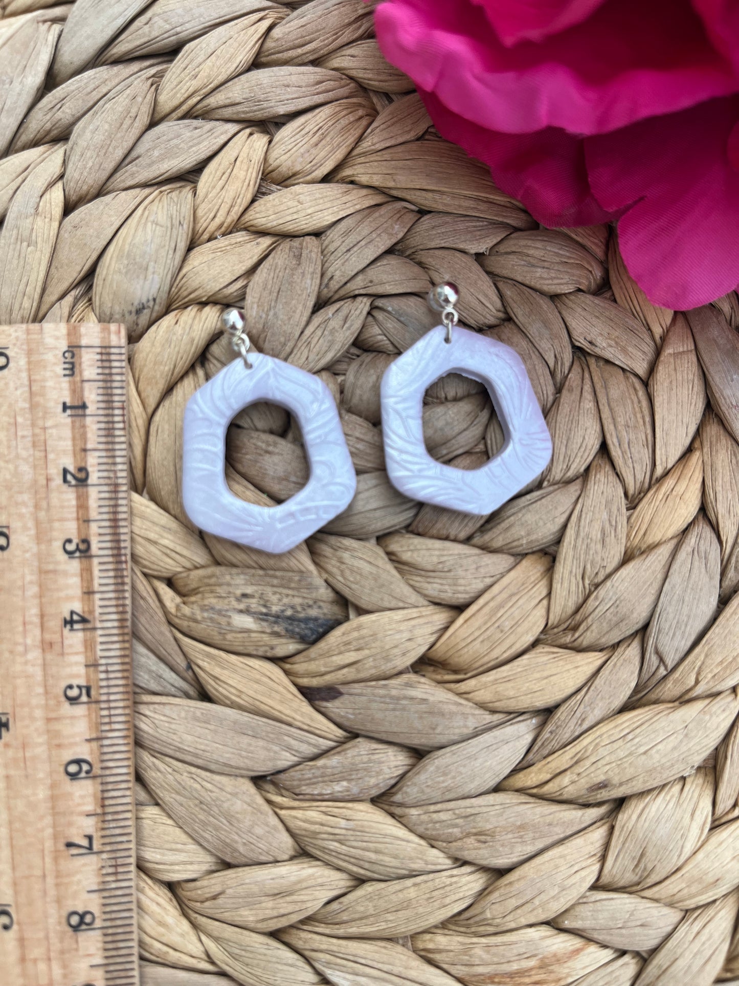 Witte Parelmoer Oorbellen met Zilveren Stud – Handgemaakt