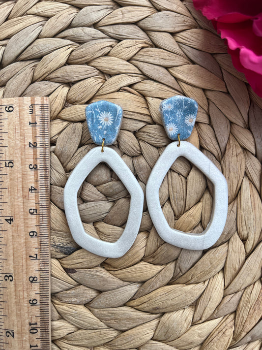 Blauwe Bloemen Studs met Witte Open Druppelvorm – Handgemaakt