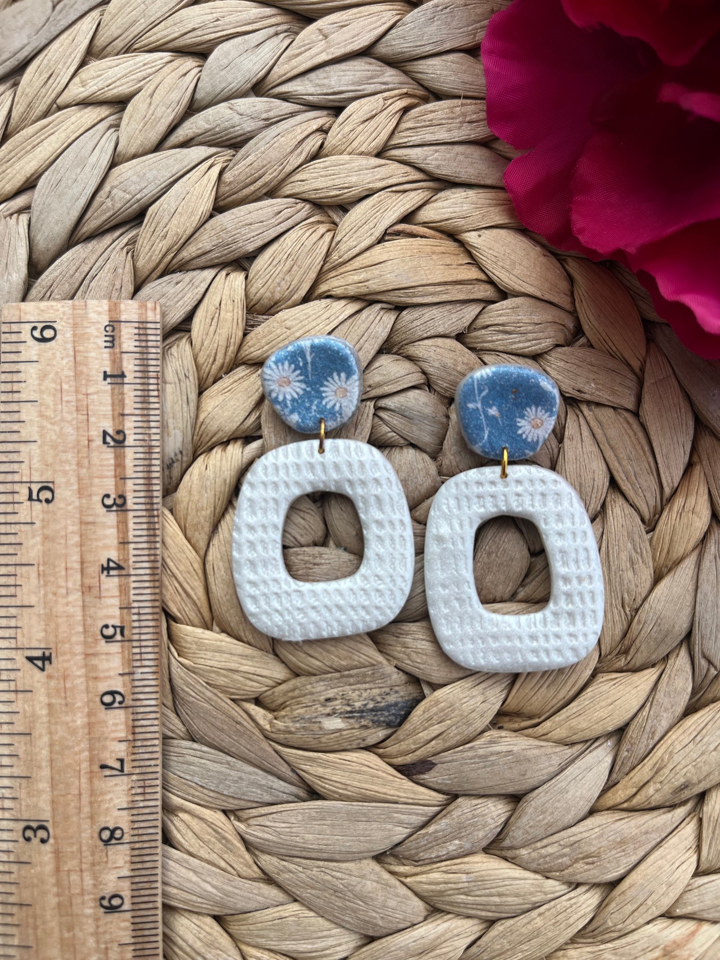 Blauwe Bloemen Studs met Witte Reliëf Oorbellen – Handgemaakt