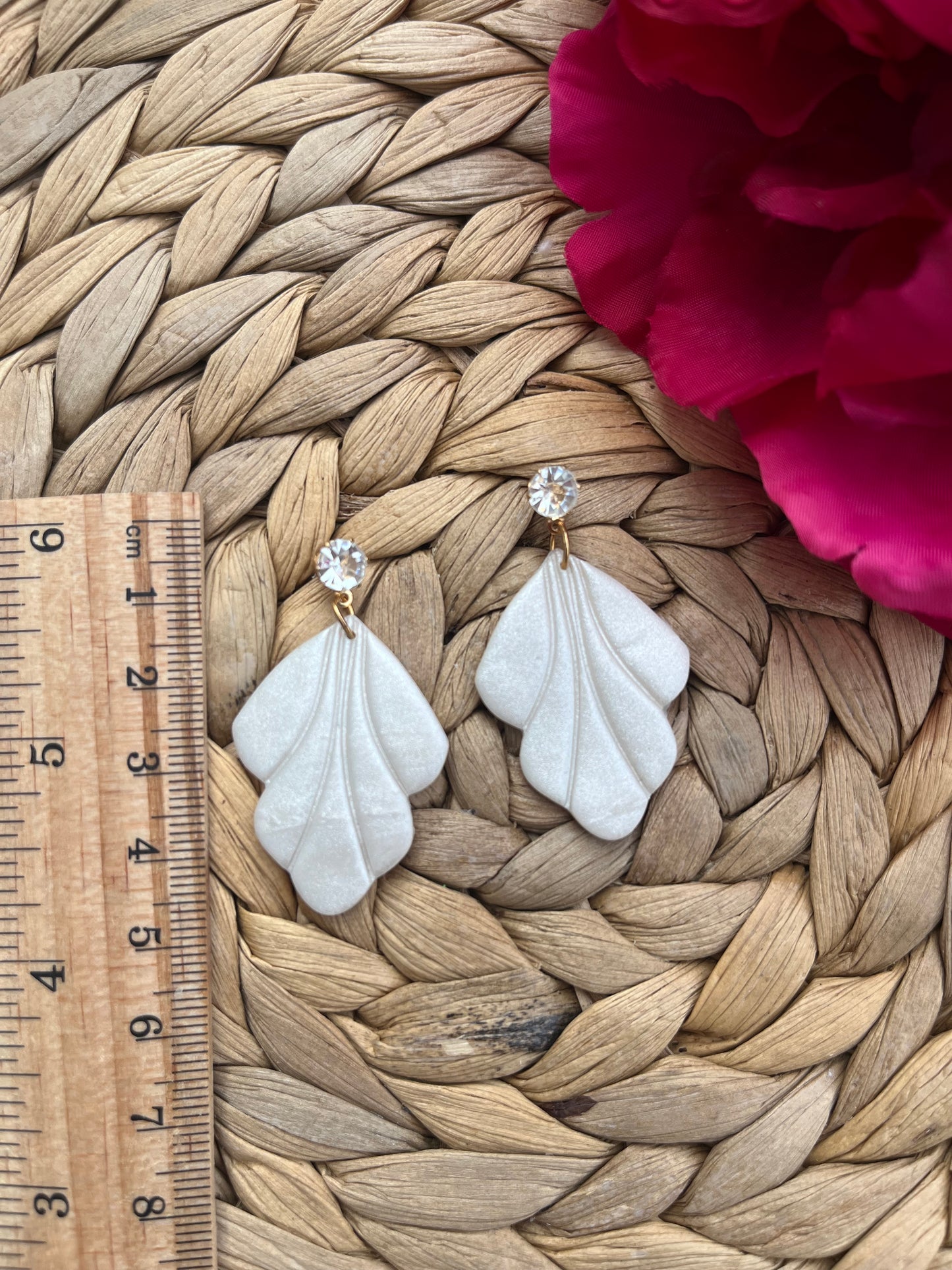 Witte Waaier Oorbellen met Strass Stud – Handgemaakt