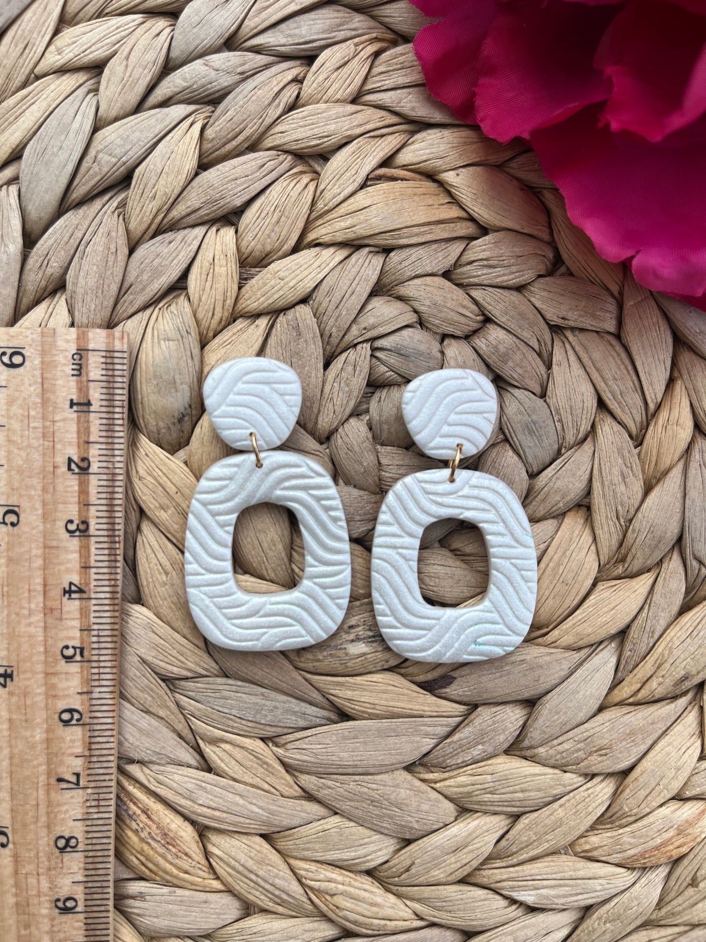 Witte Oorbellen met Reliëf Patroon – Handgemaakt