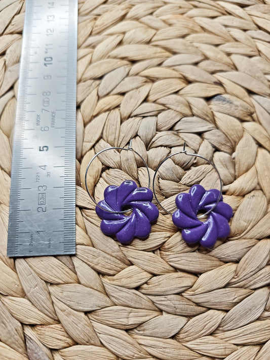 Paarse oorbellen met ring – bloemdesign