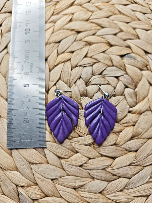 Paarse oorbellen in bladvorm – natuur geïnspireerd